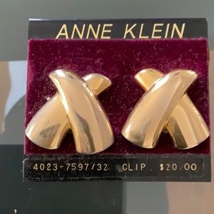 Ladies gold tone kiss design